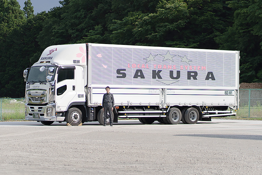 さくら流通株式会社 - サービス 車輌紹介：一般貨物（大型増トン車）