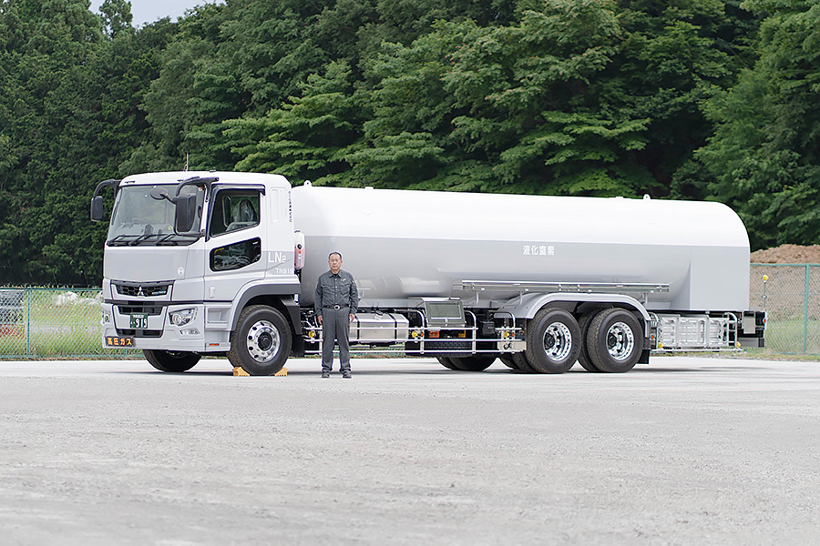 さくら流通株式会社 - サービス 車輌紹介：タンクローリー